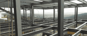 En Estructuras-Metálicas.es, diseñamos y fabricamos estructuras metálicas para edificios y fachadas, garantizando resistencia, flexibilidad y eficiencia en la construcción. Nuestro enfoque optimiza tiempos de montaje y reduce costos sin comprometer la calidad y seguridad.
