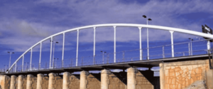 En Estructuras-Metálicas.es, diseñamos y fabricamos puentes y pasarelas metálicas con estructuras de alta resistencia, garantizando estabilidad, durabilidad y cumplimiento de normativas internacionales.