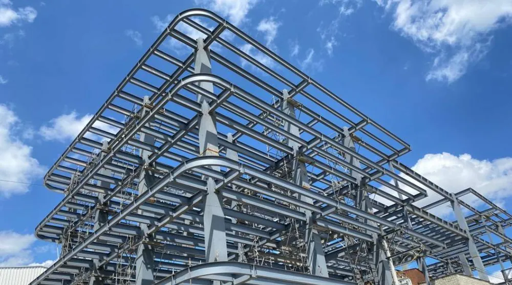 Estructura metálica de acero pesado fabricada a medida por Metali en su taller de Barcelona