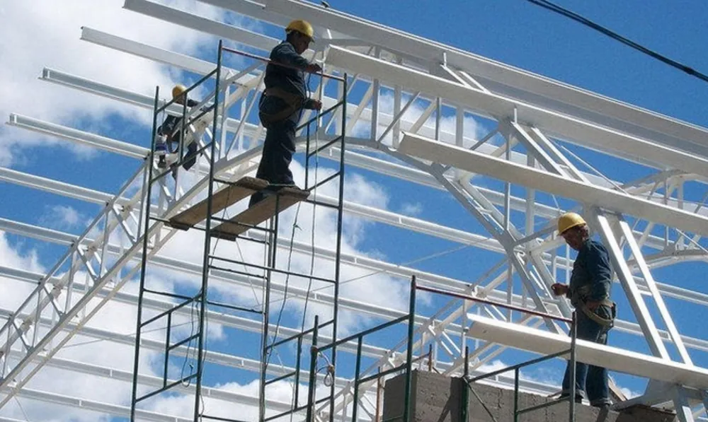 Pasarela peatonal de acero estructural en Madrid