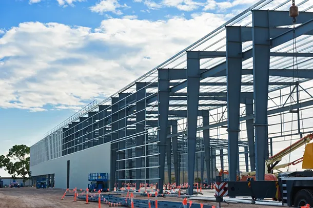Nave industrial metálica de acero construida llave en mano por Metali en Barcelona, con pórticos de gran luz y cubierta de panel sándwich