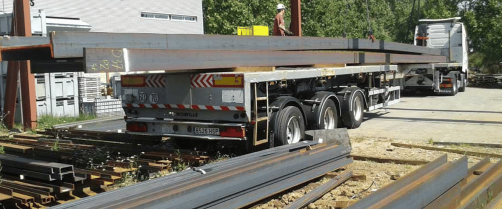 granallado En Estructuras-Metálicas.es, ofrecemos un servicio especializado de granallado de superficies metálicas, esencial para garantizar la máxima adherencia de la pintura y protección contra la corrosión. El granallado SA2 ½ es un proceso de limpieza y preparación que elimina impurezas, cascarilla de laminación, aceites y oxidación, asegurando una superficie lista para la aplicación de recubrimientos protectores.